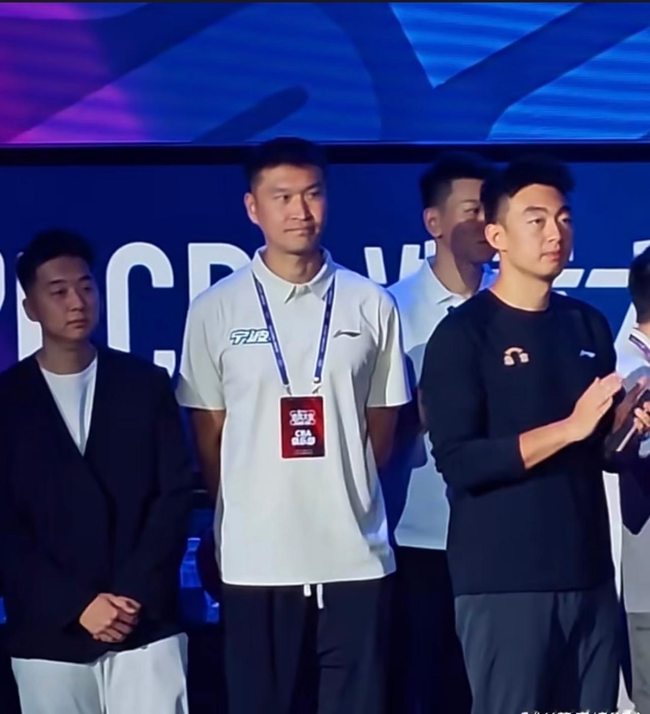 果然身高矮了就是吃亏，同样是球队总经理，最矮的总经理站一旁像人家的小跟班，气势上