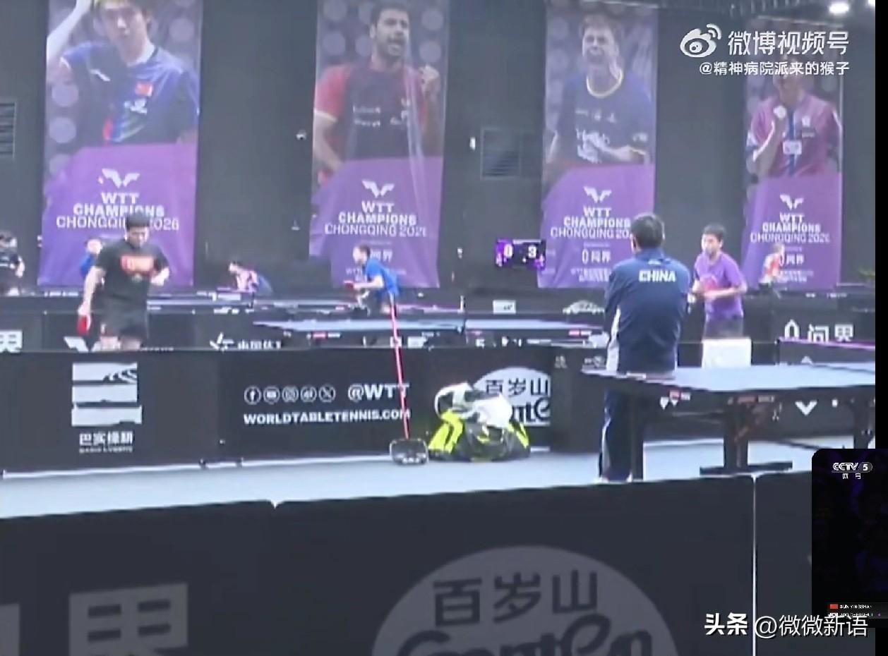 向鹏和梁靖崑在进行赛前训练。
陈幸同的比赛结束后，邱导回到了训练场，他靠着球桌在