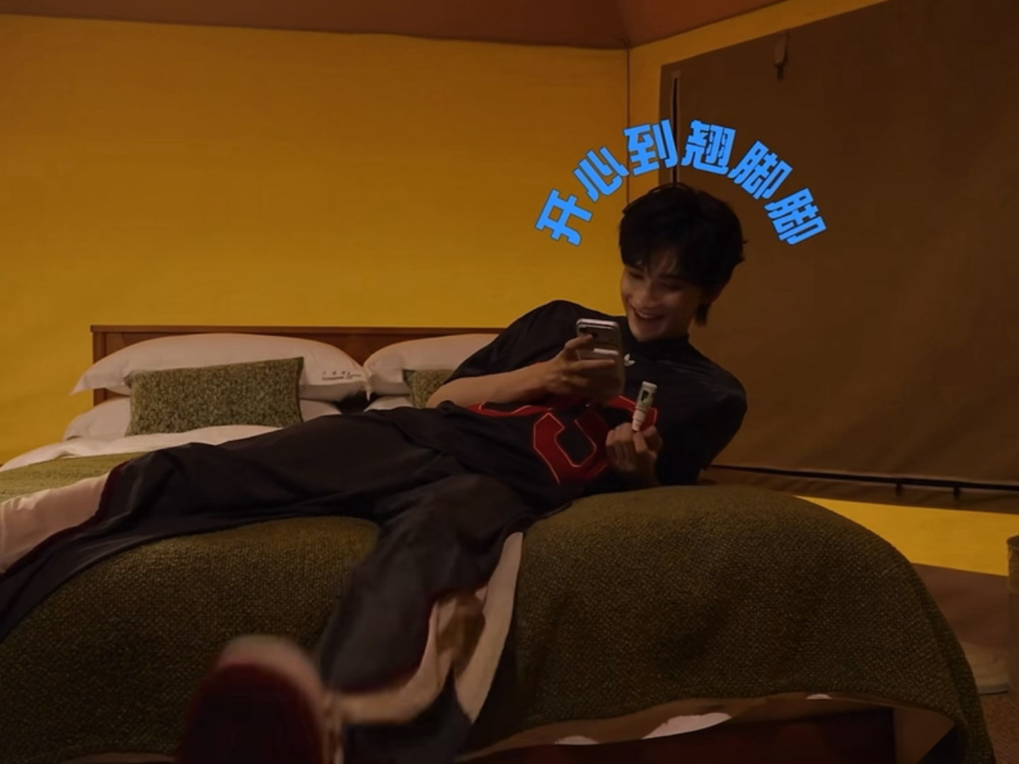 全世界最好骗之人！工作人员打趣小鱼送的是库里签名，其实是球星卡啦 