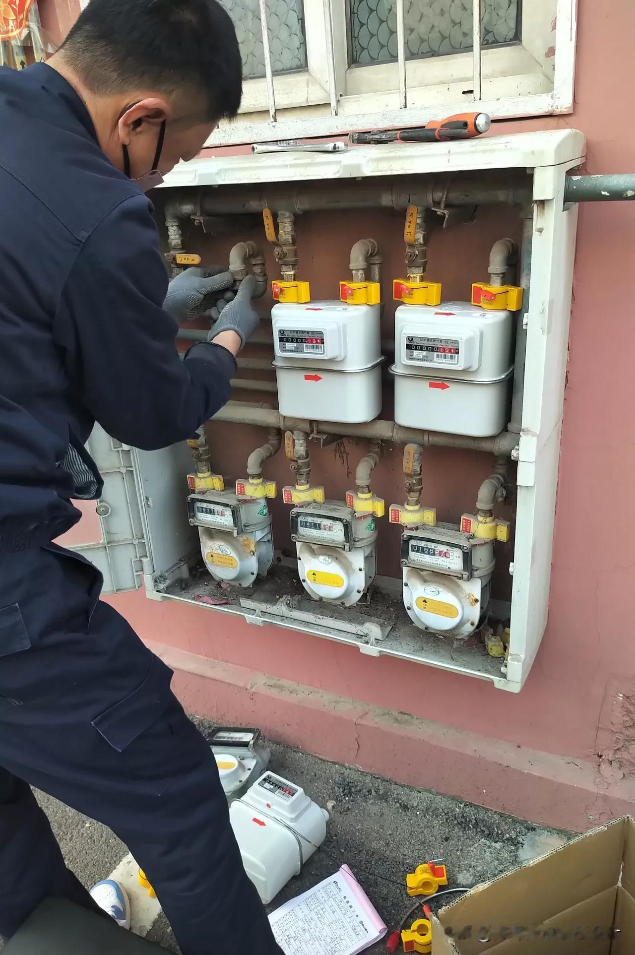 燃气公司这是有钱没地方花了吗 ?泰安这家燃气公司上门来换气表了 ,第一部先上门换