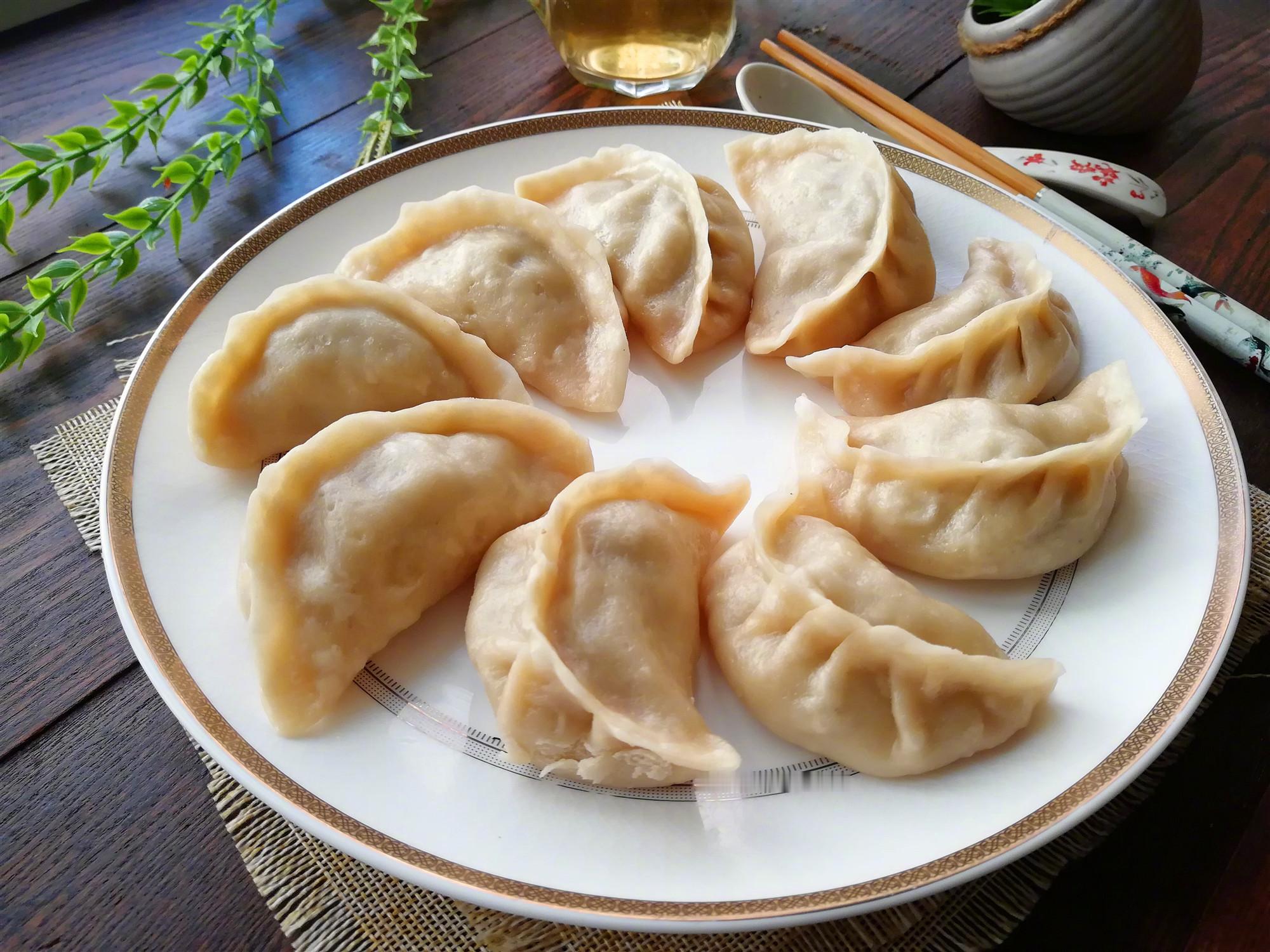 冬至 冬至是一个传统节日，北方要吃饺子，不过我没啥印象小时候四川冬至要吃啥。网上