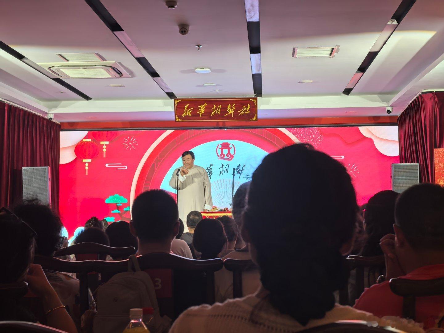 有一对没拍，有5组人，最后“主理人”出来了，长得挺好，段子也挺时新。 ​​​