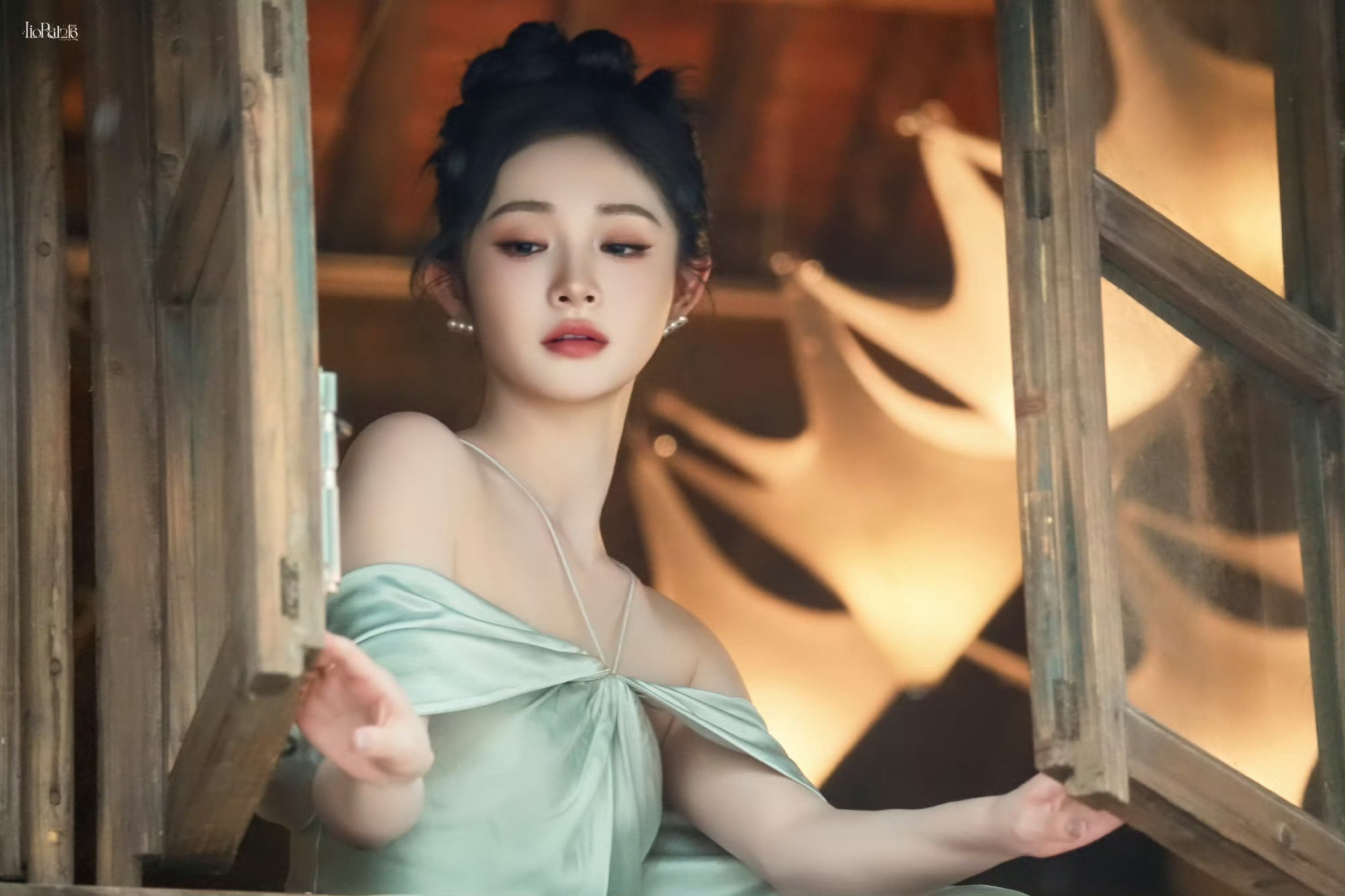 周洁琼周洁琼簪花编发周洁琼江南美人具像化了周洁琼芭莎艺术美学盛典造型好漂亮！！麻