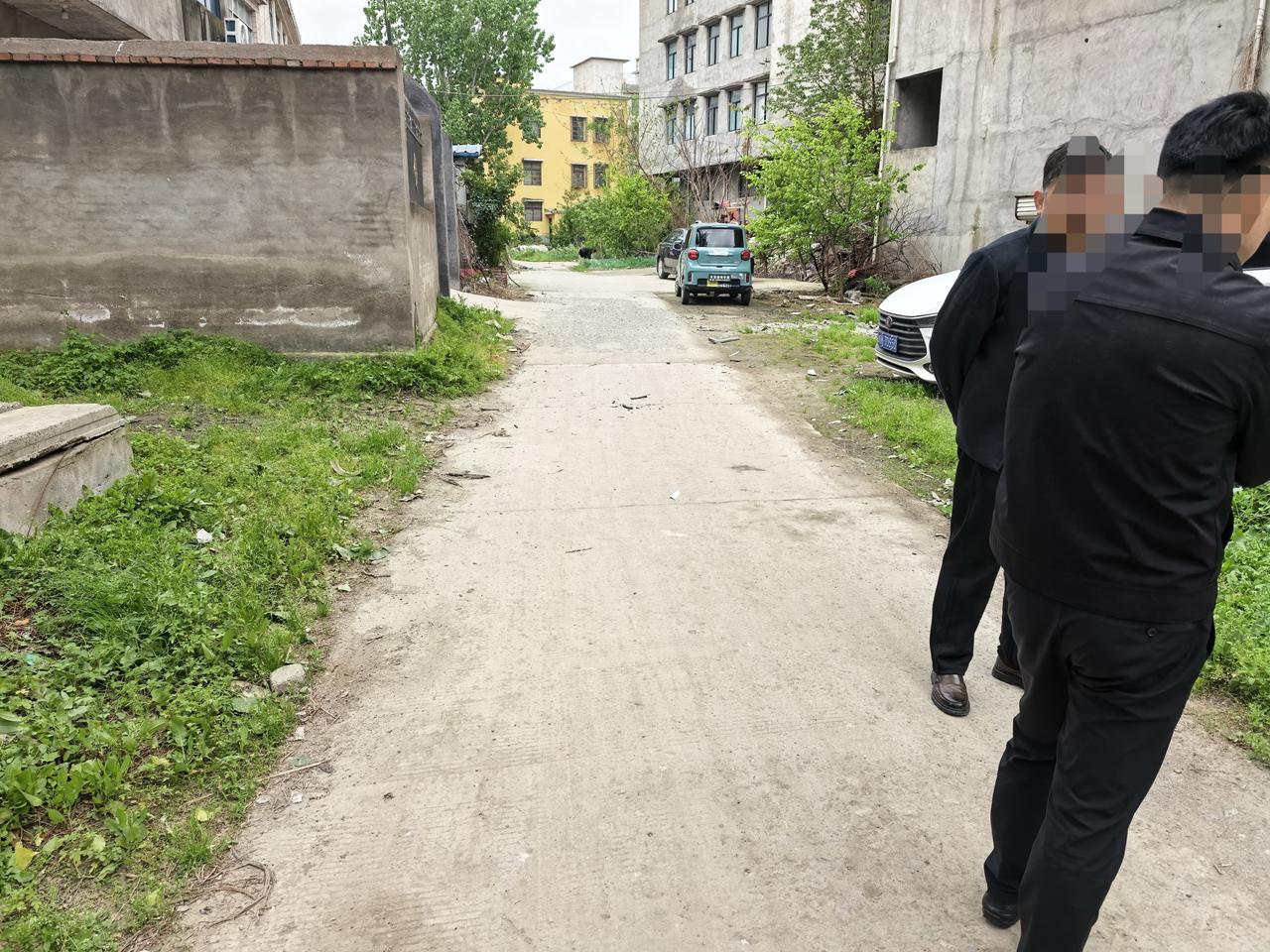 刚才看了一个村书记的视频，他说凡是村民占用村集体道路的，全部直接推平，把村集体的