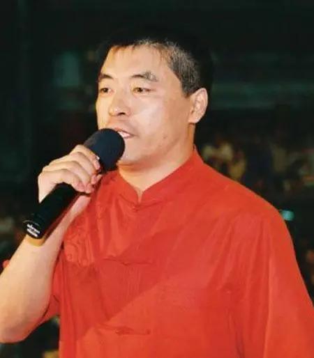 二人转演员，魏三说，有一段时间，赵本山托人传话，要收我，说实话，我心动了，毕竟他