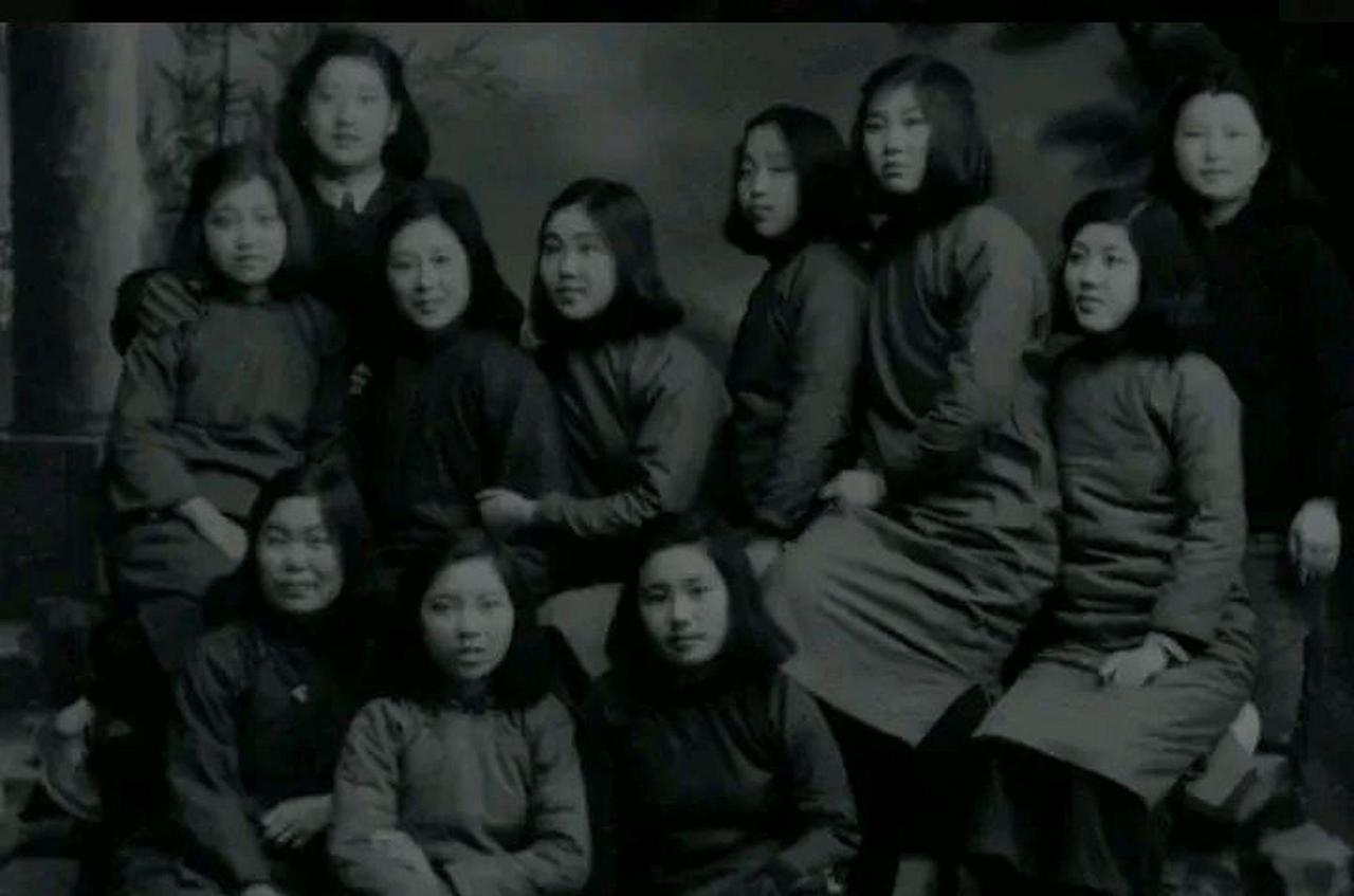 1931年5月，福州刑场的风带着湿气。

梁惠贞摸着隆起的腹部，把腕上的瑞士怀表