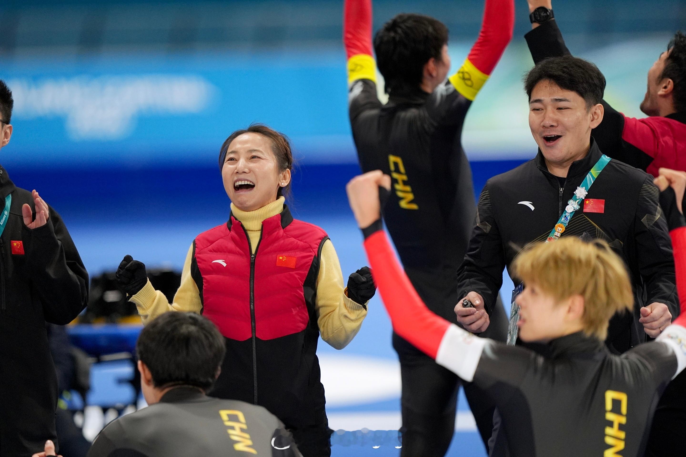 李琰教练庆祝中国队铜牌 真的看不出来李琰教练已经即将年满60岁 