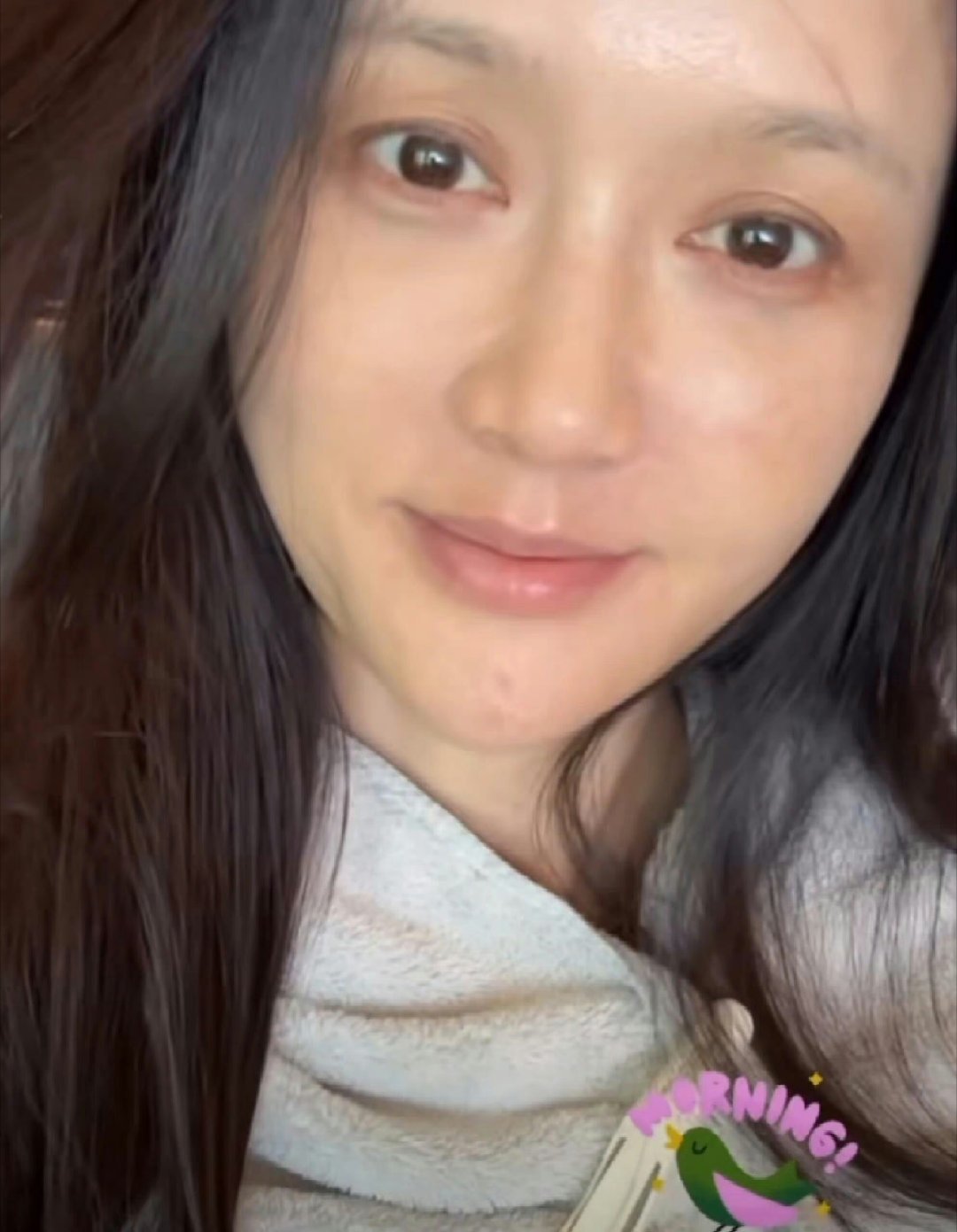 #陈乔恩素颜#化妆前的陈乔恩容貌清秀，却不够惊艳，化完妆后的她美艳动人，有种女王