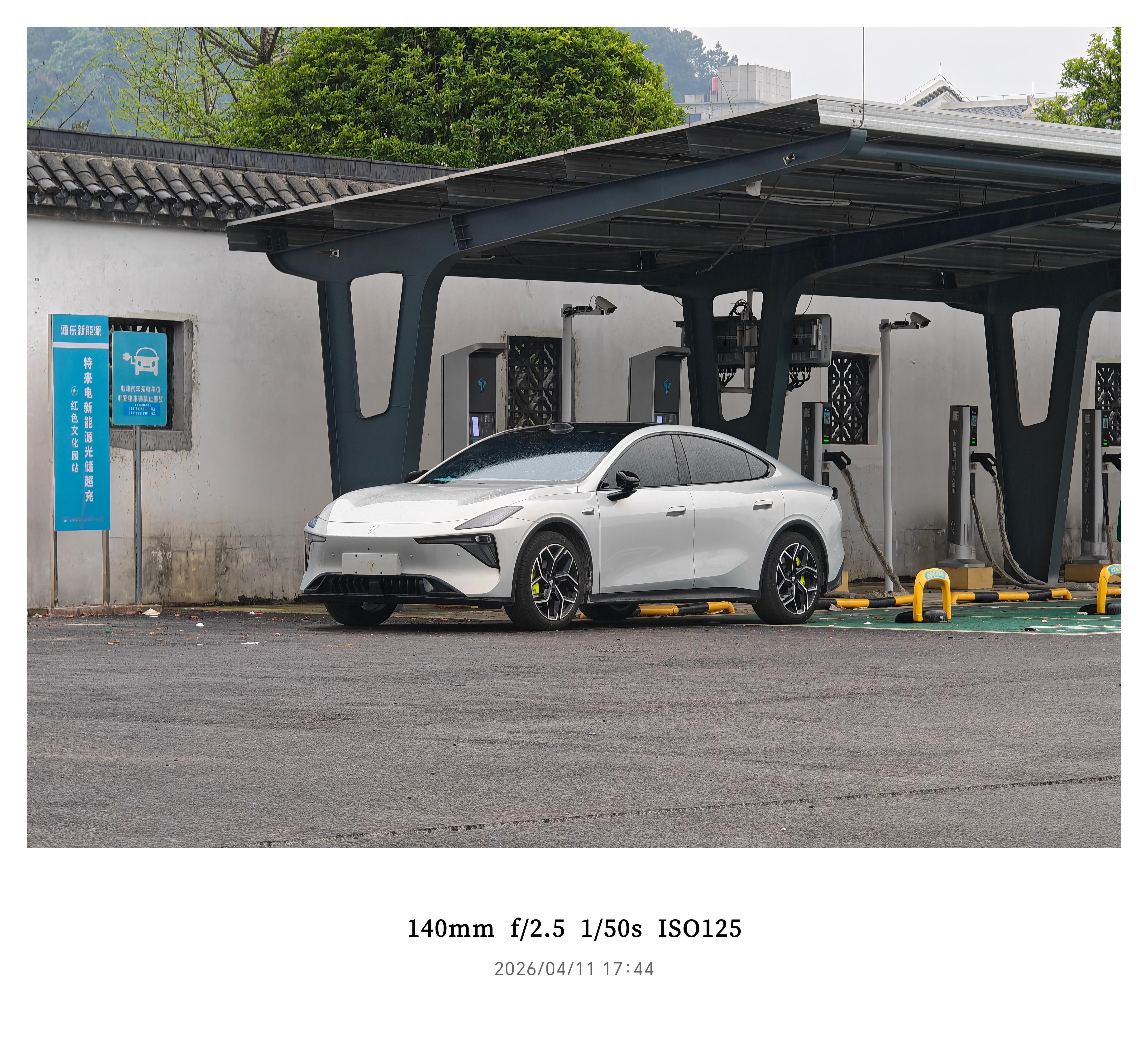 出来充电，偶遇一辆深蓝L06，好帅！ 