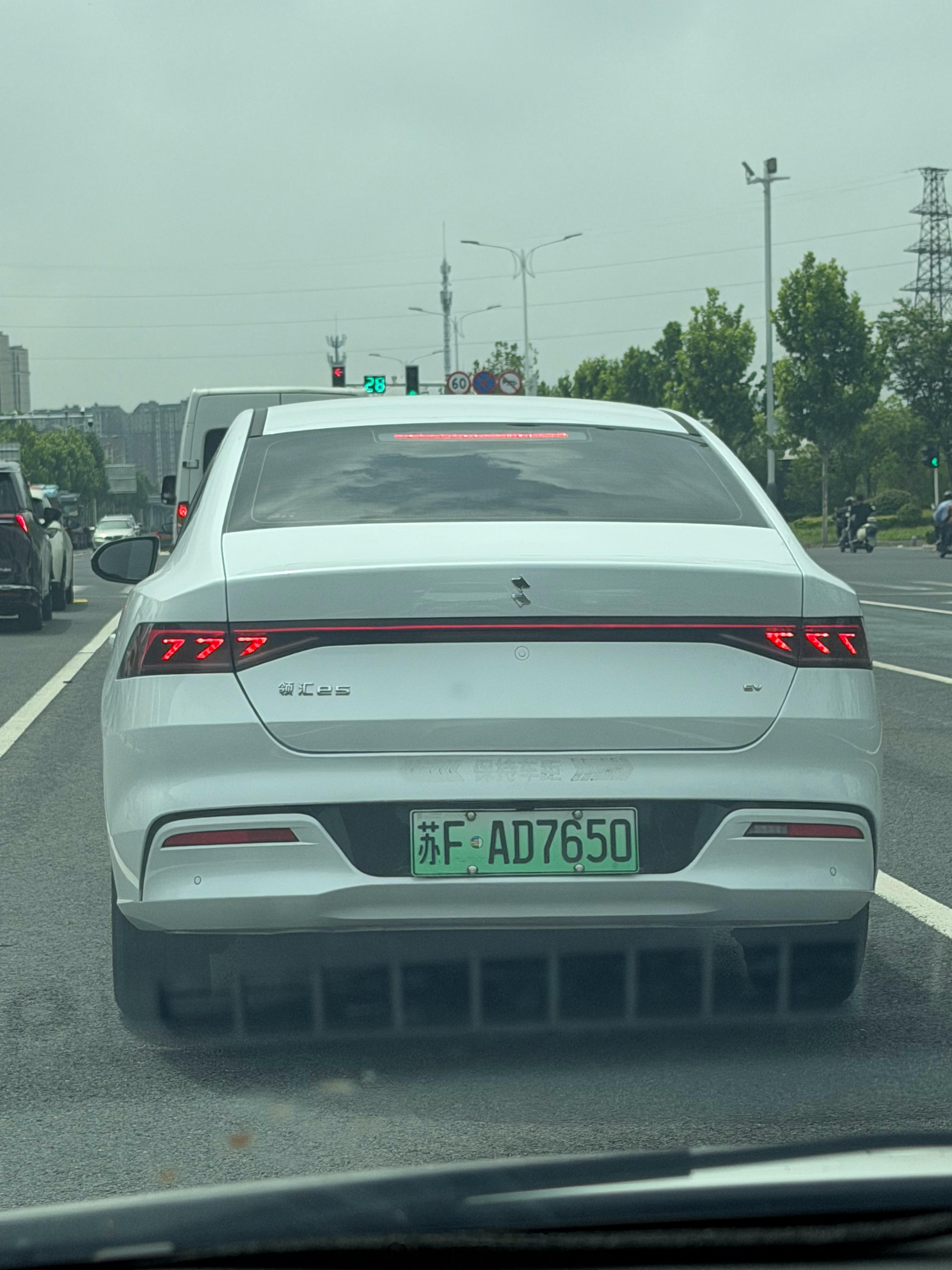 第一次在路上遇到领汇汽车，单独开一个品牌来做网约车，迪子是聪明的 