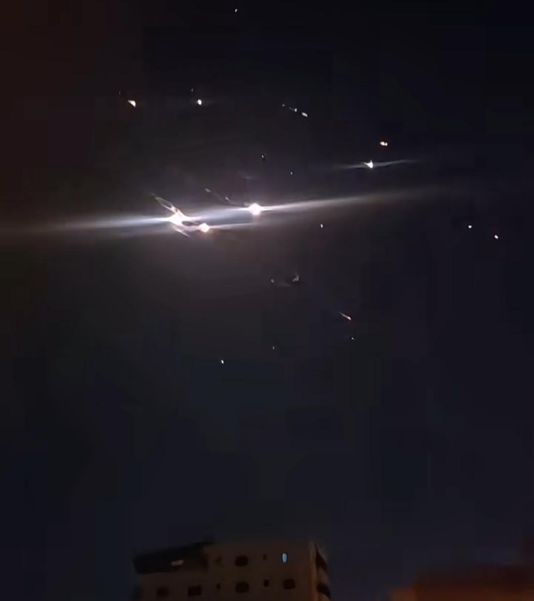 这不是烟花，这是从伊朗发射出的导弹。以色列和美国的咄咄逼人。伊朗大规模导弹射向以