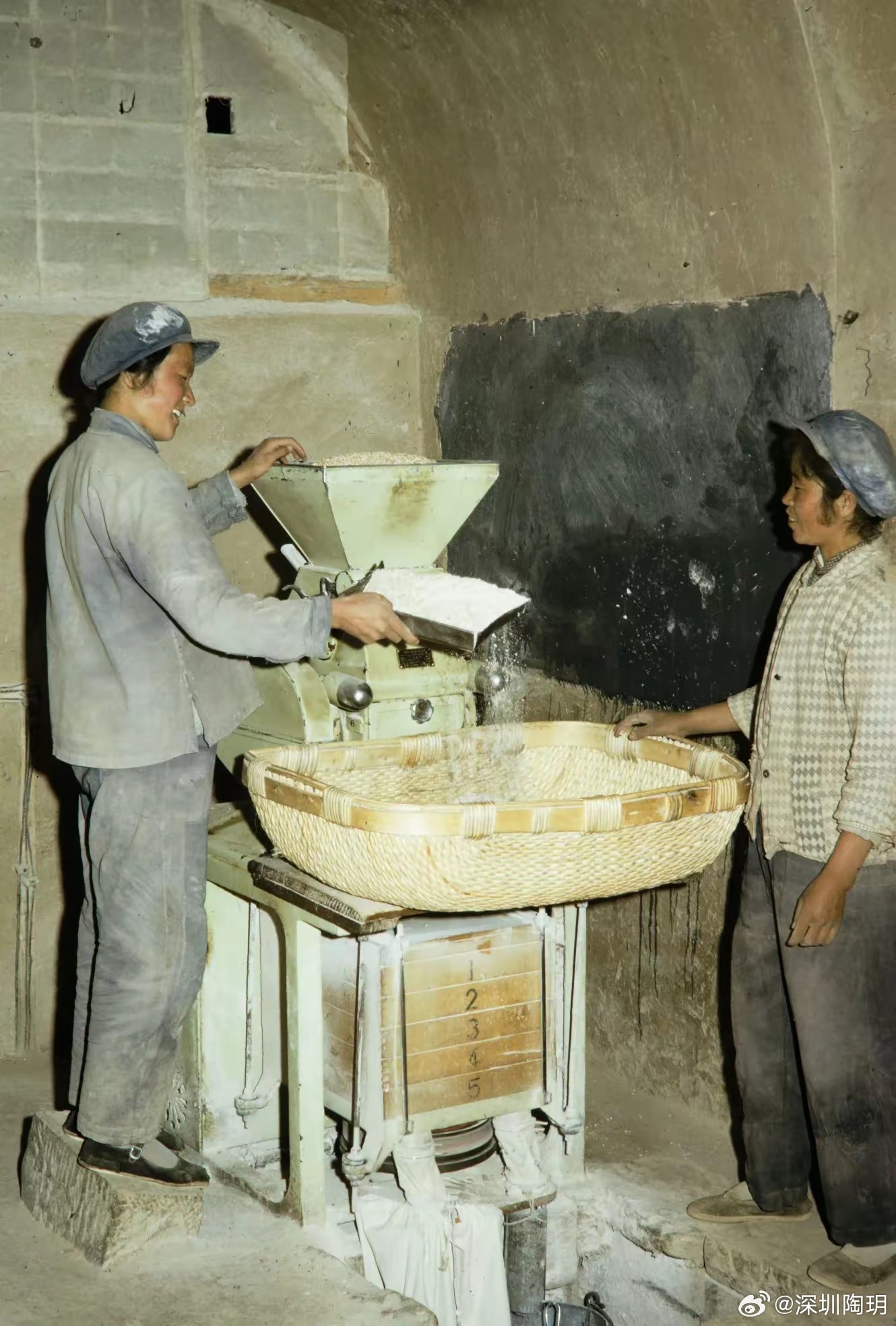 1973年，陕北。塬上干活的社员，为啥她们都笑呵呵的？竟然还有白面？公知不是说那
