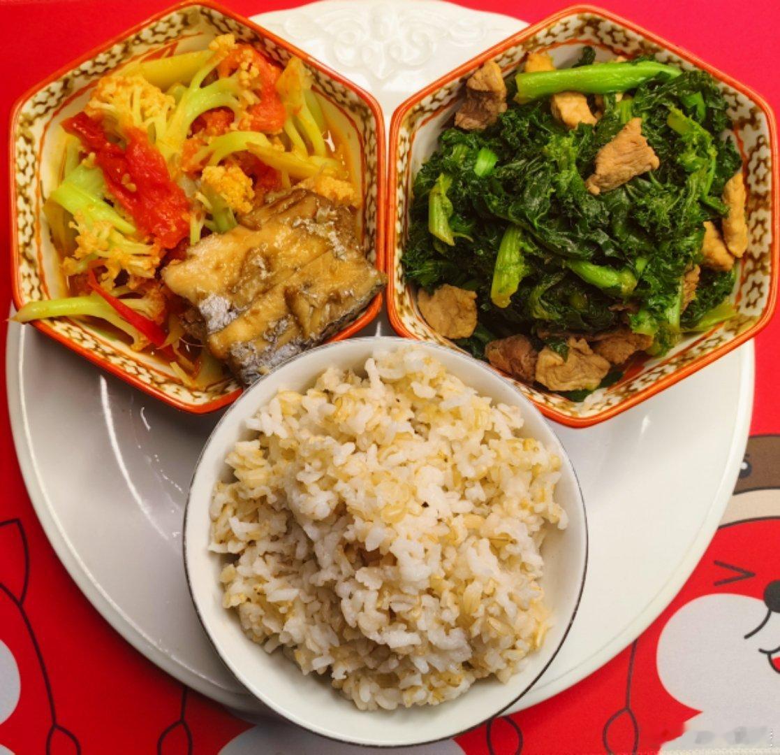 午餐：发酵糙米饭，番茄菜花，一块烧带鱼，苔菜炒肉……济南周边独有的我们称它为“苔