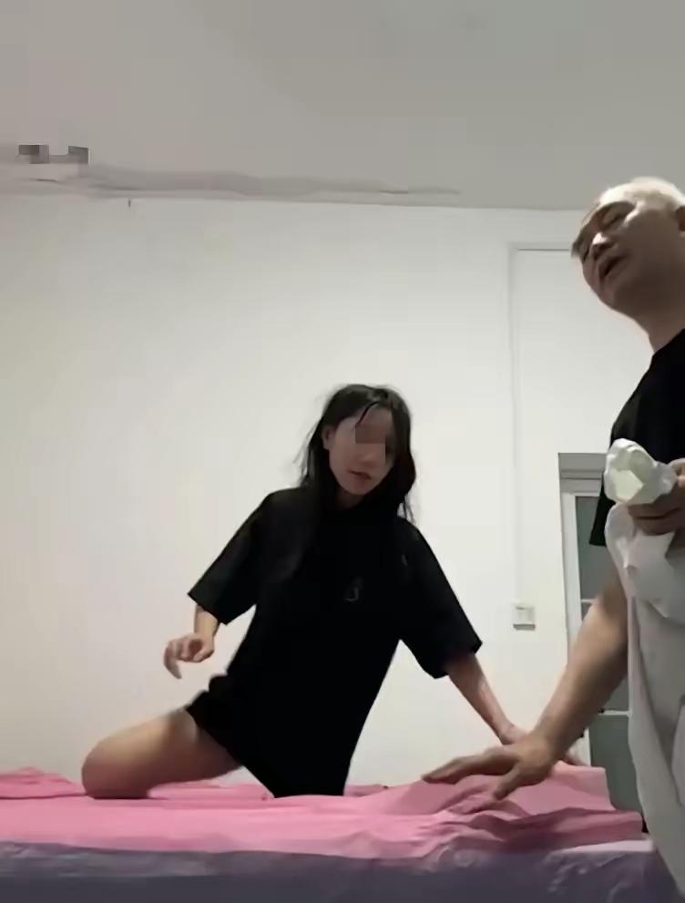最近网上疯传一个视频，说一个20岁女生去盲人按摩店，拿着手机把门反锁，跟按摩师傅