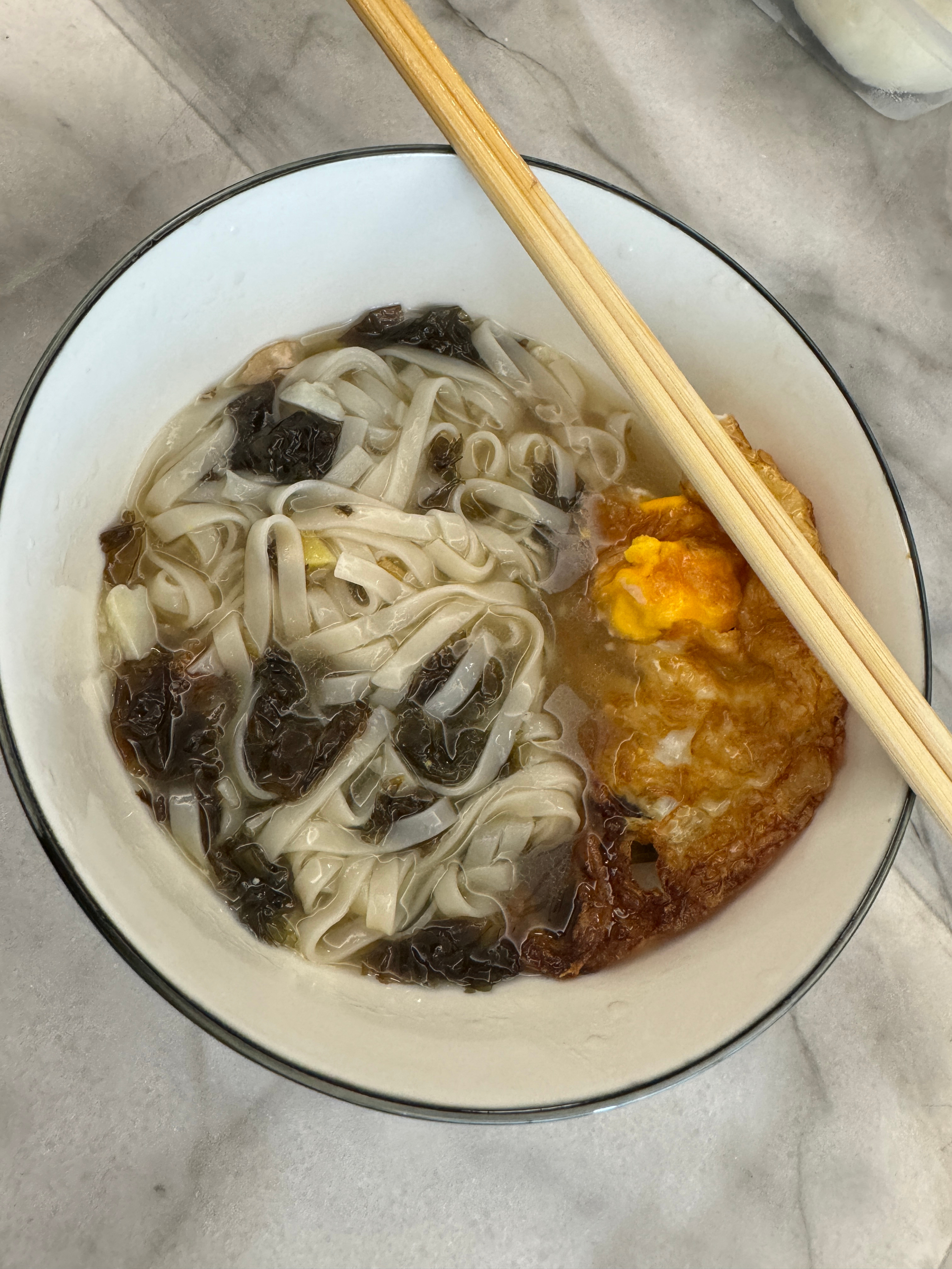 没有蔬菜 我姐放紫菜煮的面条[干饭人]很爱吃别人煮的面 不爱吃自己煮的 ​​​