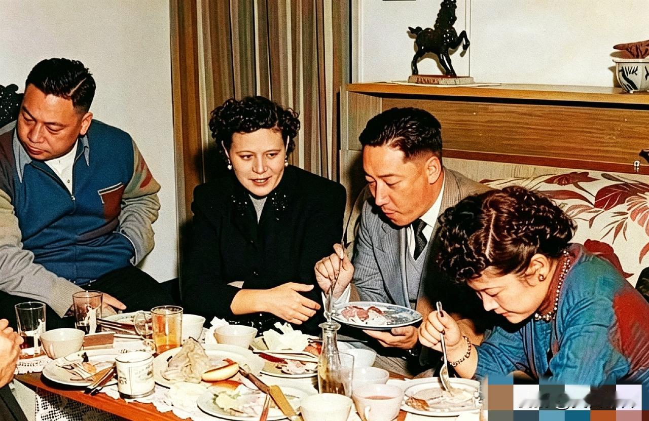 蒋纬国带石静宜，跟哥嫂蒋经国夫妇吃晚饭。满桌西餐，糕点沙拉，四个人边吃边聊，有说
