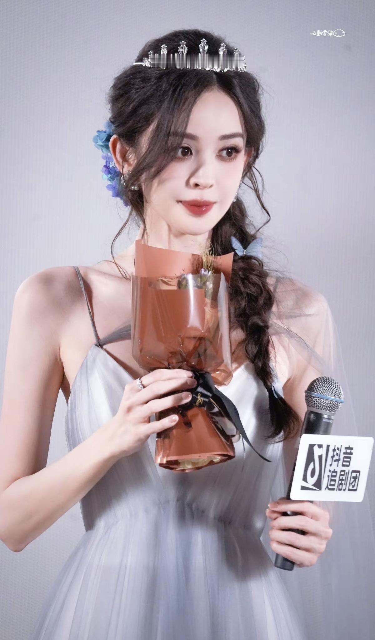 娜扎的时尚表现力从不让人失望。这件水蓝色深V纱裙，完美勾勒出她优越的肩颈线，薄纱