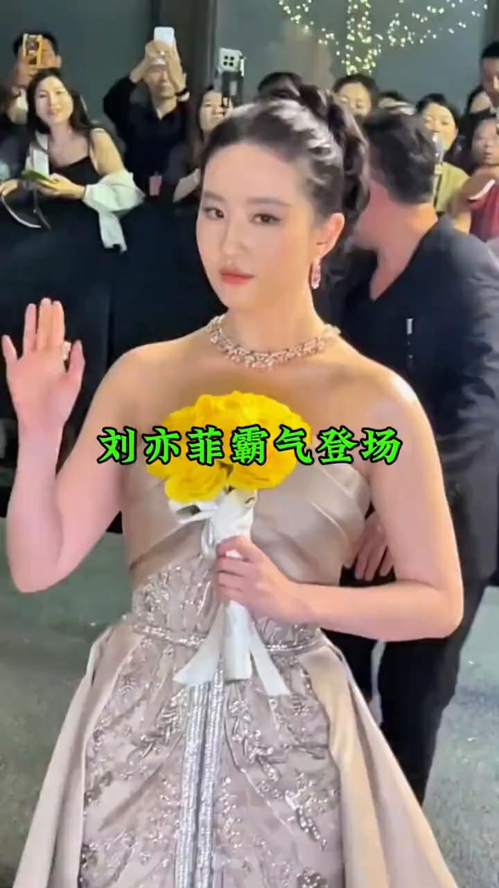 刘亦菲霸气登场。