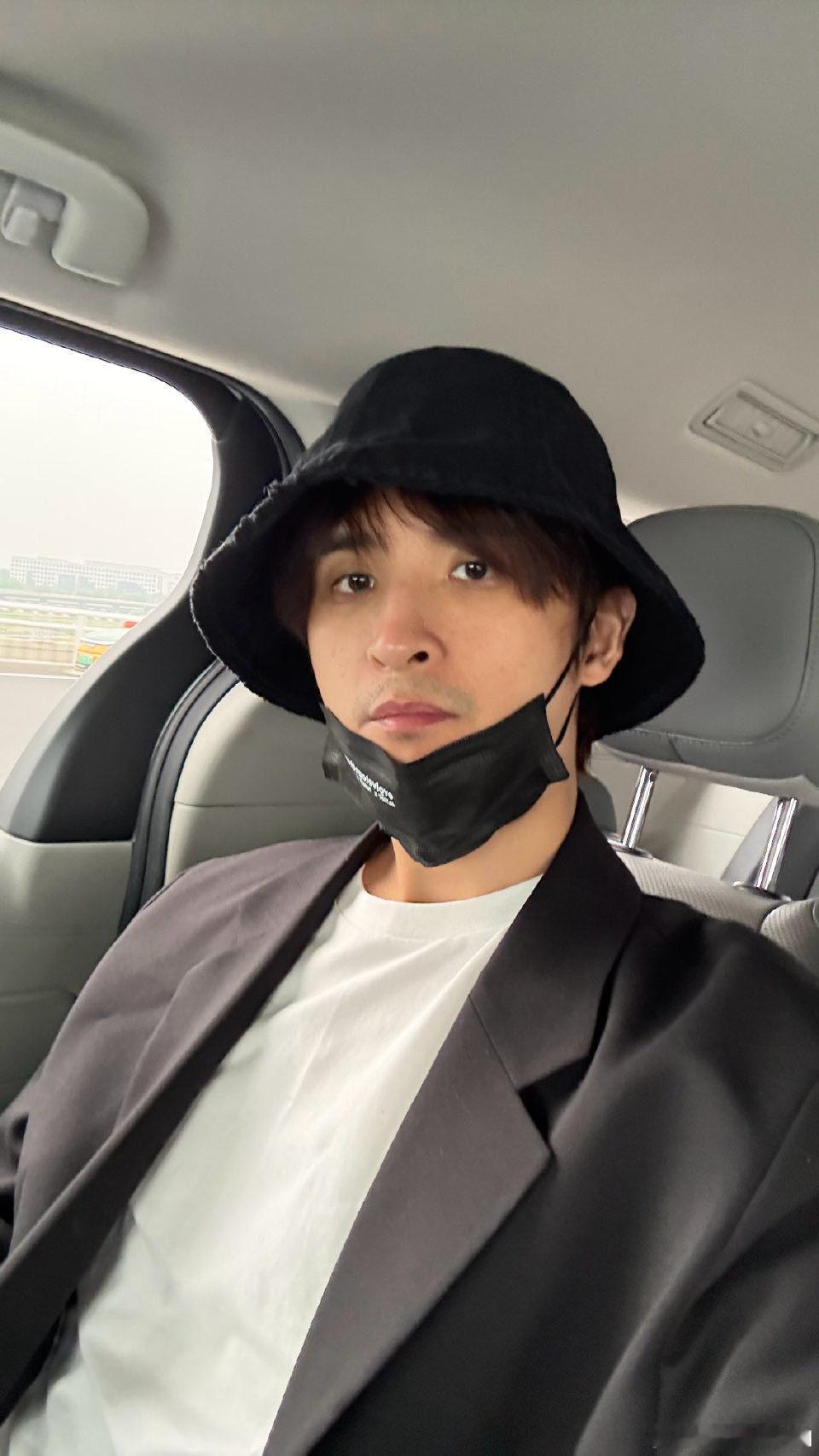 张远四十岁老小伙子原图直出 晒出新鲜自拍并称呼自己“老小伙子”，四十岁的年纪依旧