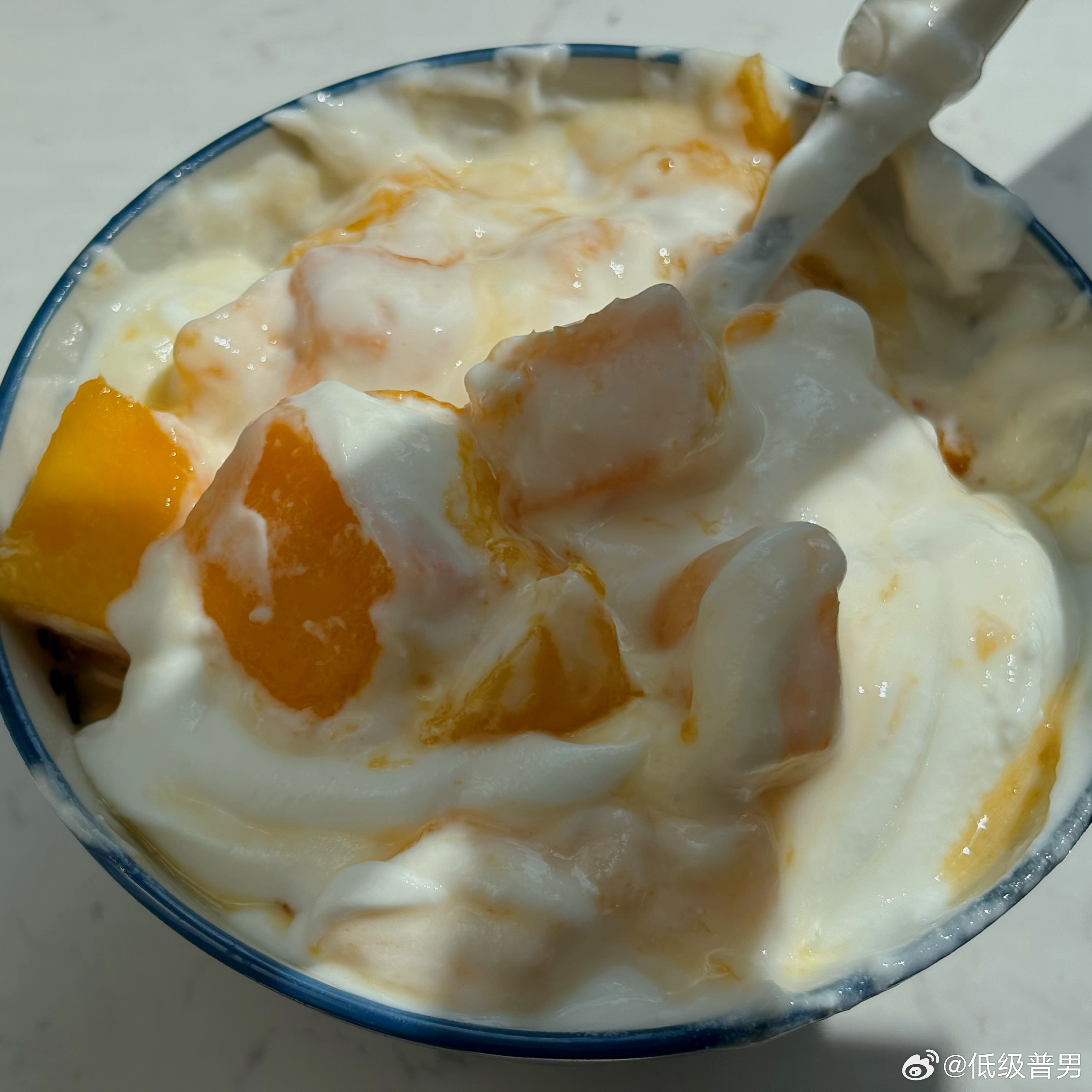 苹果芒上了亲测好吃是酸甜清爽的不是那种很腻很甜的芒果而且一个大小一个人吃刚合适不