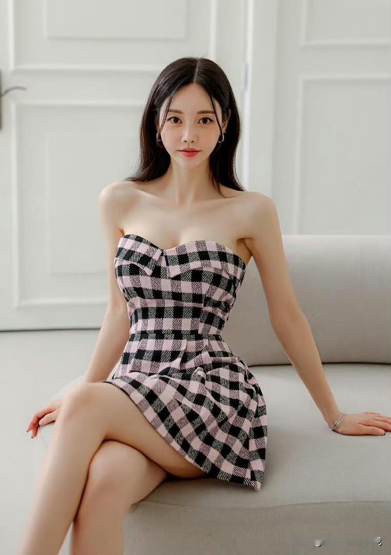 孙允珠黑粉双色格子抹胸短裙