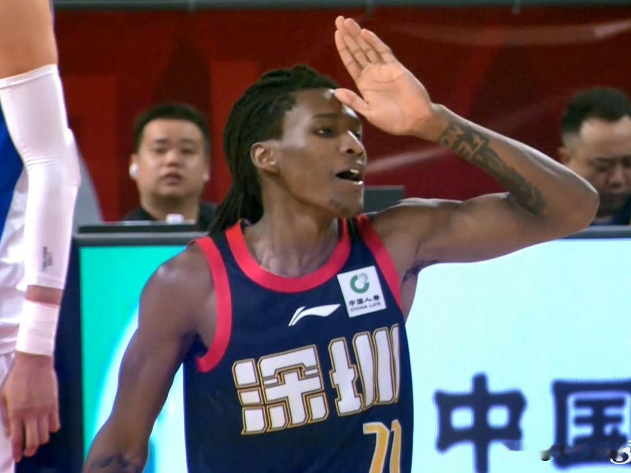 北汽防守全无丢118分，两连败…我就说打深圳不容易吧，深圳外援史密斯，32分钟得