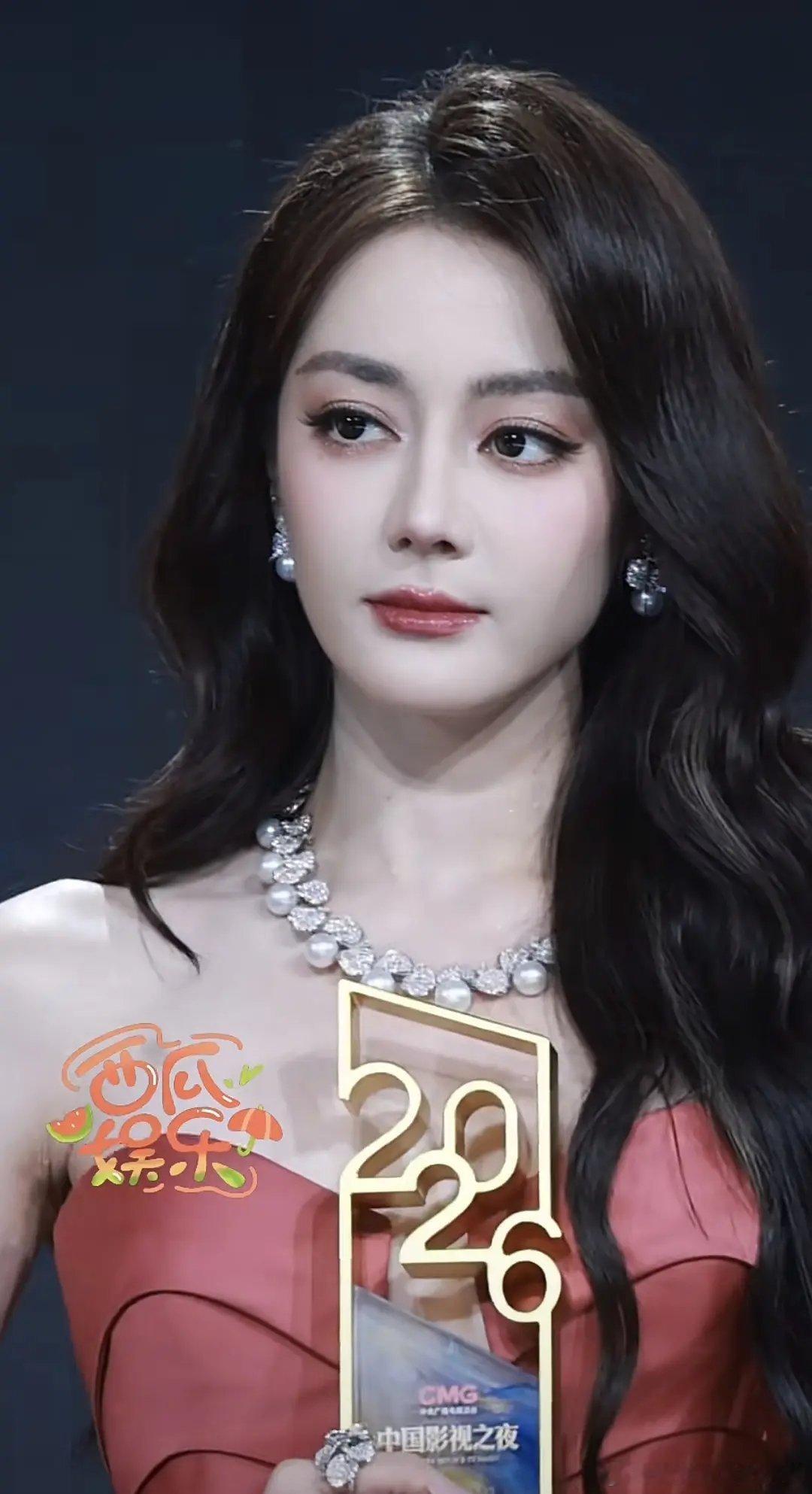 迪丽热巴凭借利剑玫瑰邓妍角色拿下CMG年度电视剧推荐女演员 