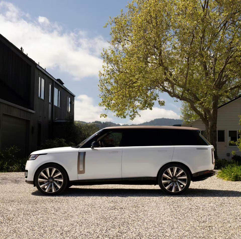 揽胜堪称世界上最完美的豪华SUV。
历经55年、五代车型更迭，代代皆为传奇，一代