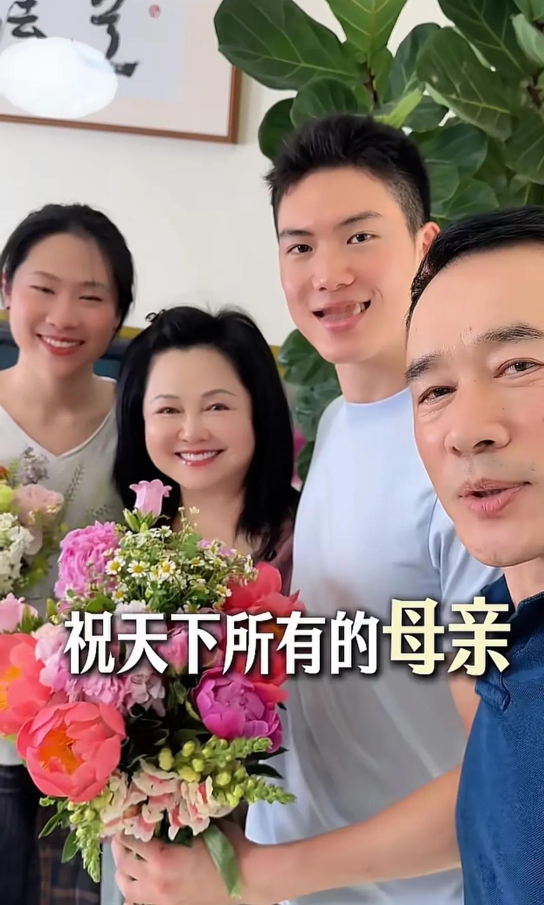 丁老师幸福啊

他的作品好像现在少了

原生家庭一双儿女

儿子好帅气，女儿漂亮