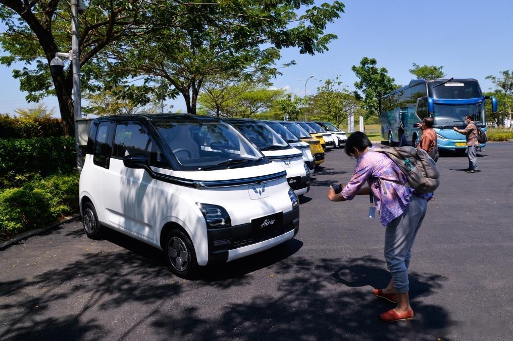 中国电动汽车风靡印尼街头今天在雅加达、万隆、泗水等印尼大小城市街头，中国新能源汽