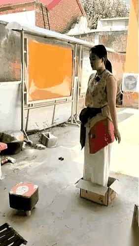 很多人肯定会笑她傻。
说她一个女孩子，干嘛非要爬那个又光又滑的石墩子，摔下来怎么