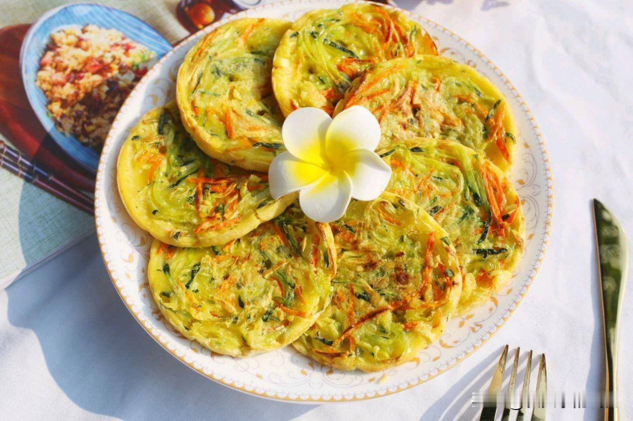 秋日早餐
秋日的早餐少不了一碗热气腾腾的南瓜粥，金黄色的南瓜被煮得软糯香甜，入口