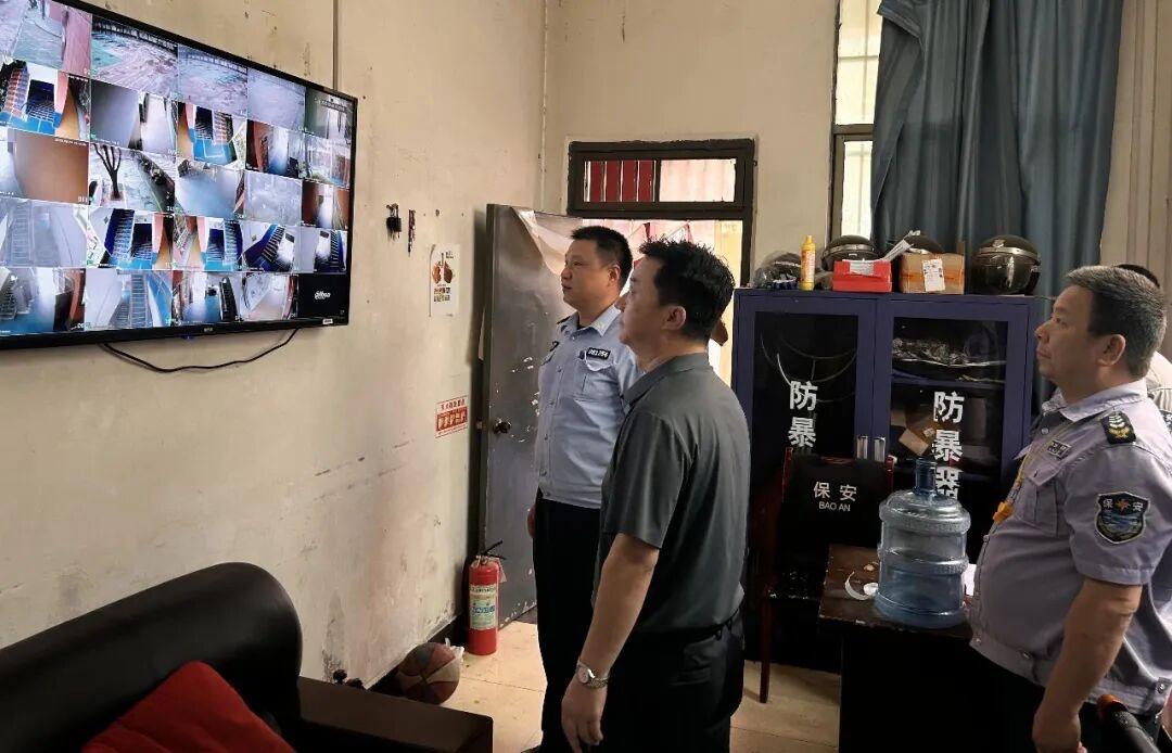 开学第一课，安全“不缺席”！西咸公安多维度守护师生平安

新学期伊始，为筑牢校园