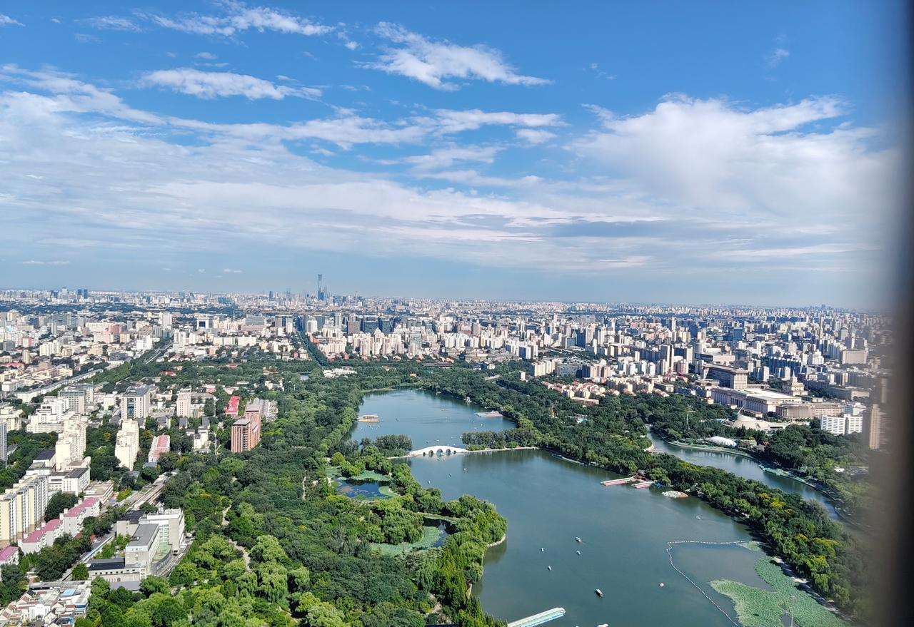 登中央电视塔
昨天下午四点多，我们陪亲家一行，登中央电视塔。我最后一次登塔还是几
