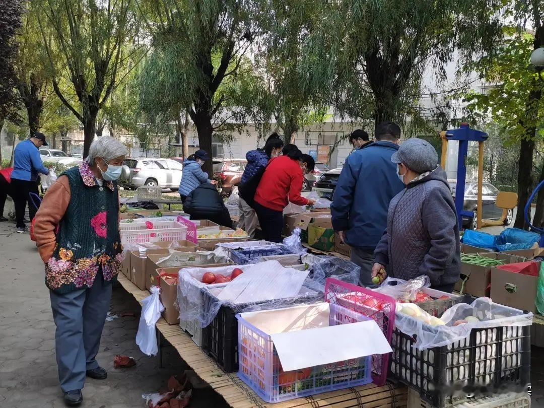 早市超市有烟火气，但它是“被设计出来的烟火气”
 
如今不少超市都开起了晨间早市