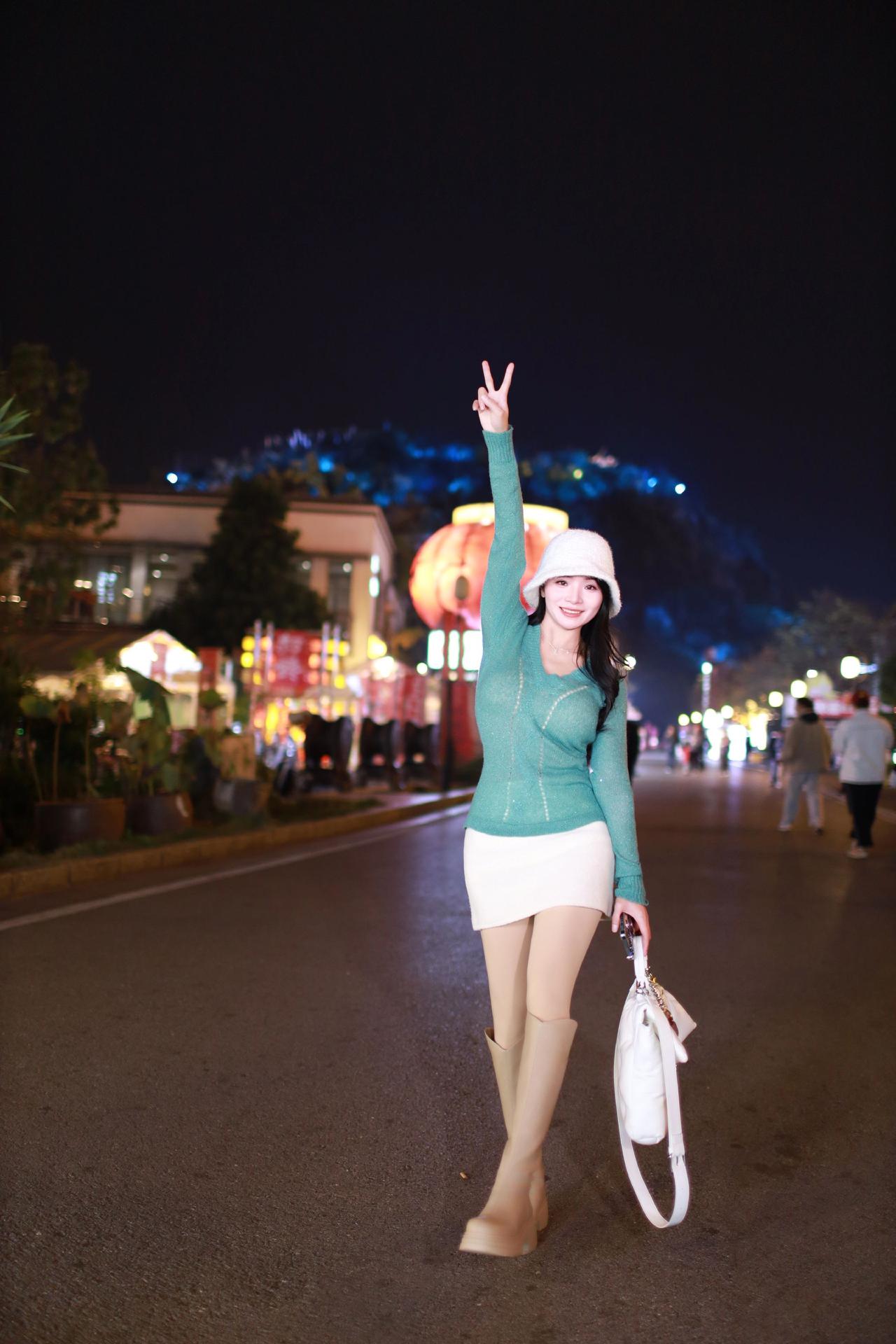 偶遇夜晚，随拍几张。喜欢笑的小姐姐，表现力不错。～～我的旅拍足迹 一本正经游客照