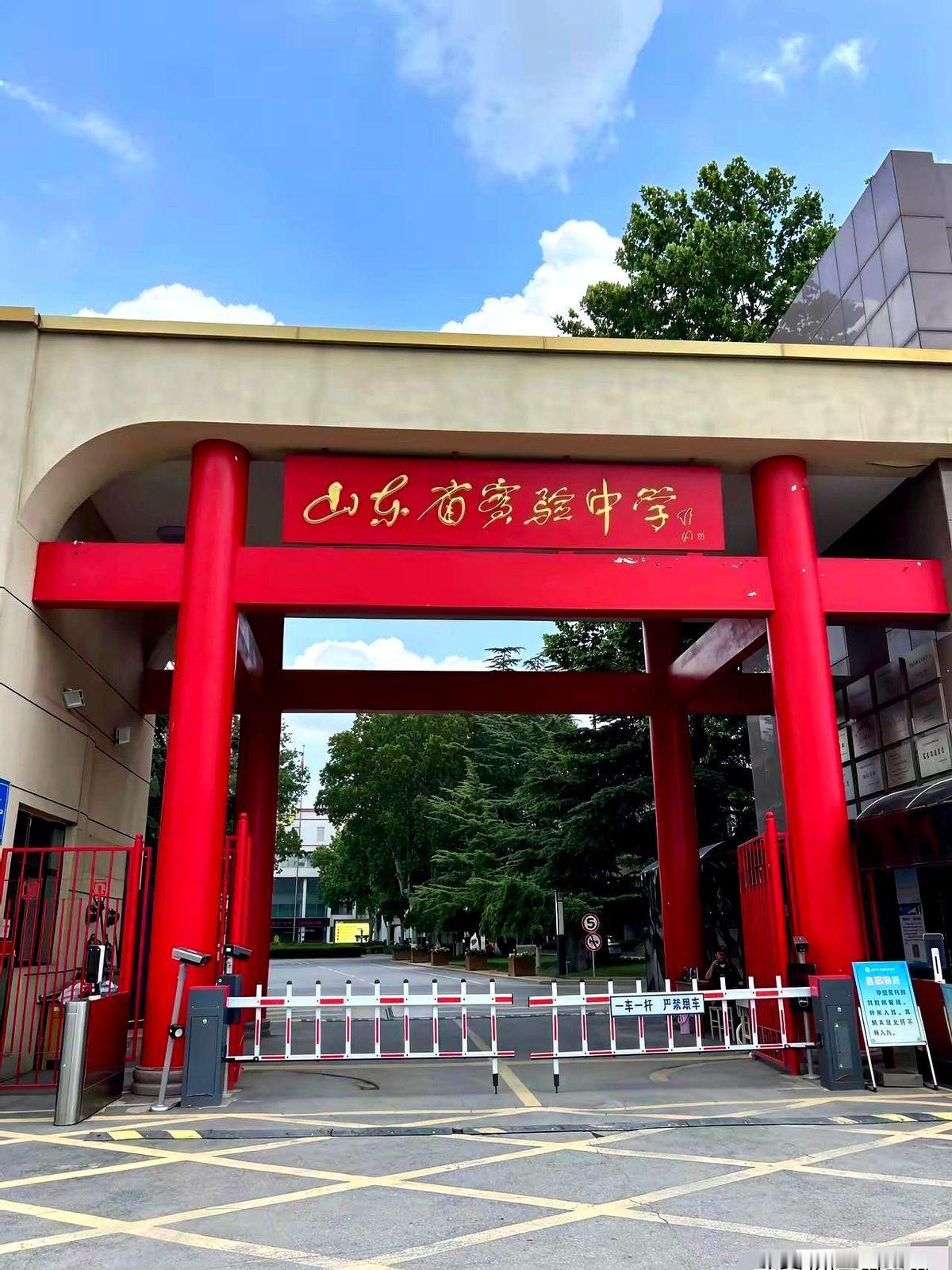 发现没，今年的高考，安静的有点反常，
朋友圈里送祝福的明星都少了，街边那些助考的
