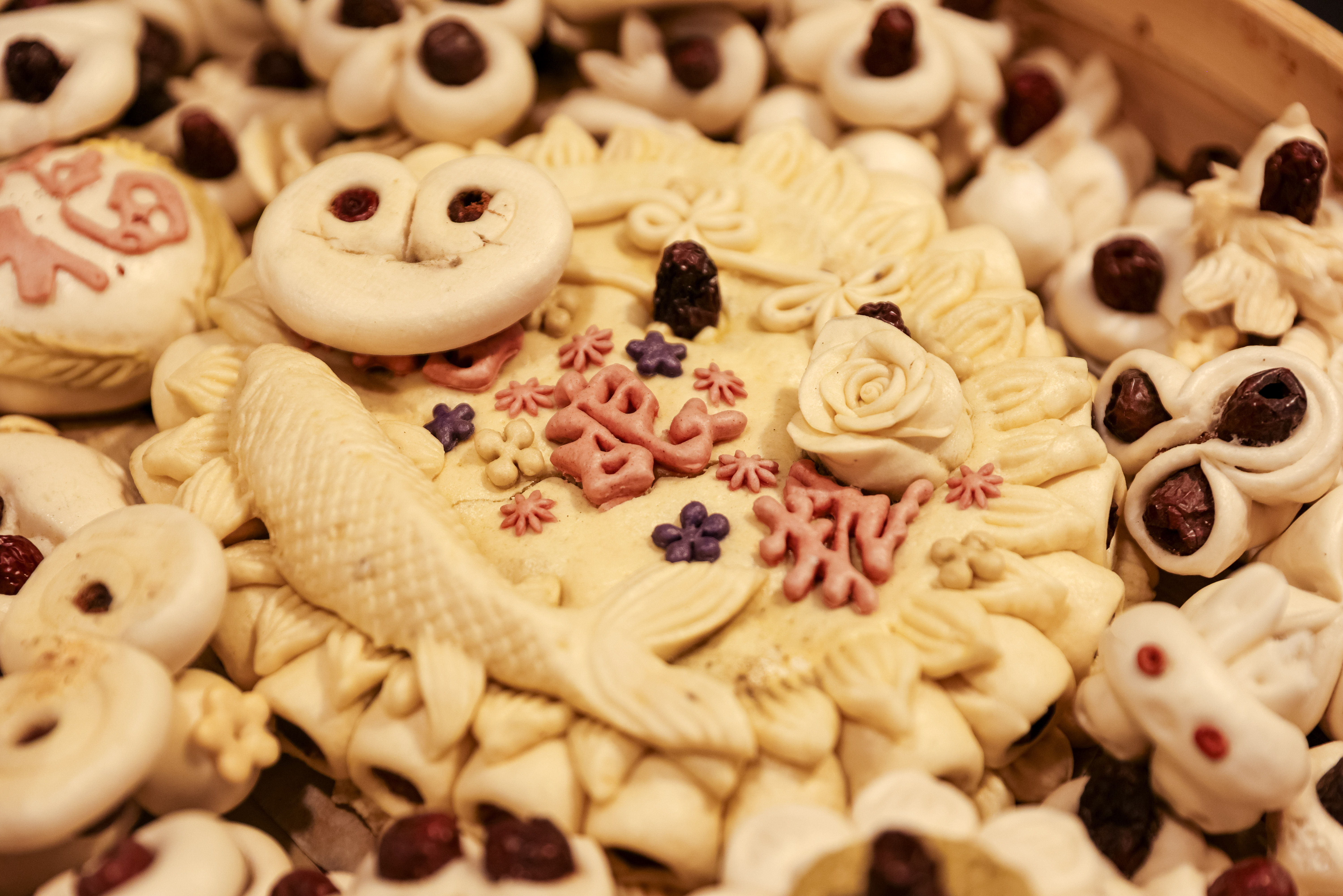 在河南郑州触碰历史的印记郑州，既有黄帝故里的华夏根脉，也有郑国车马坑的千年风云，