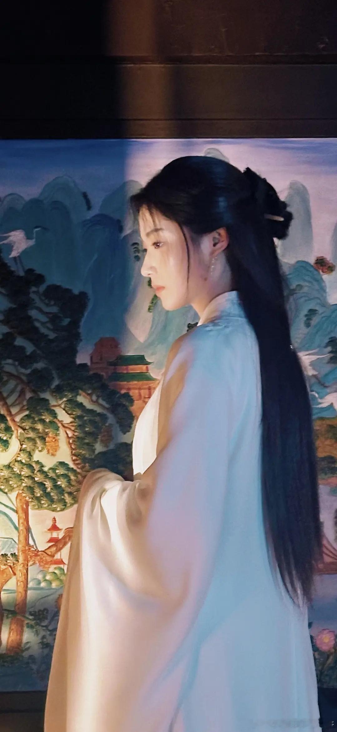 看她放的杀青照，我突然感受到卢昱晓真的好漂亮！ ​​​