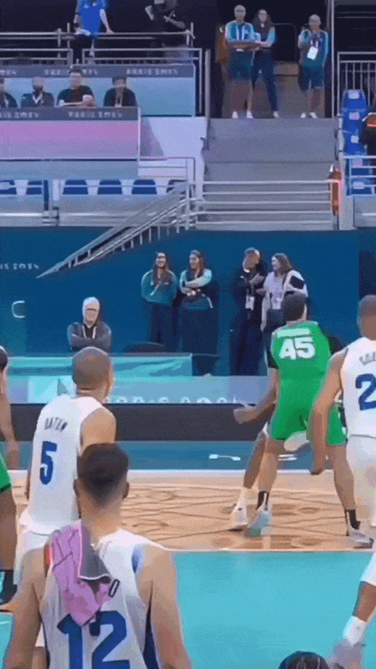 在法国对阵巴西的男篮比赛中发生了匪夷所思的一幕，文班亚马在一次背身单打的时候，整