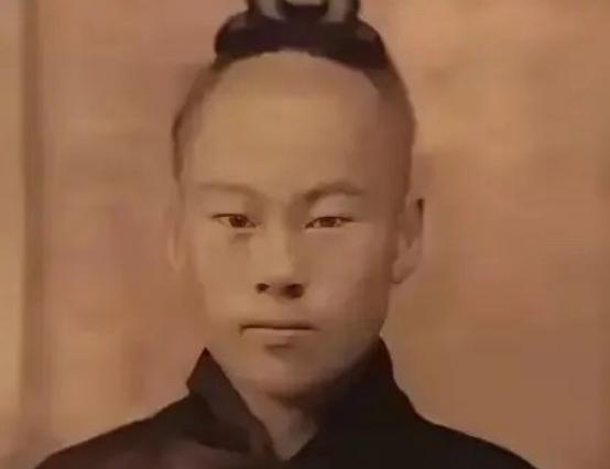 1938年，道士毕云路过日军哨卡，因没有向日军鞠躬，当场被打了个半死，他大怒，伤