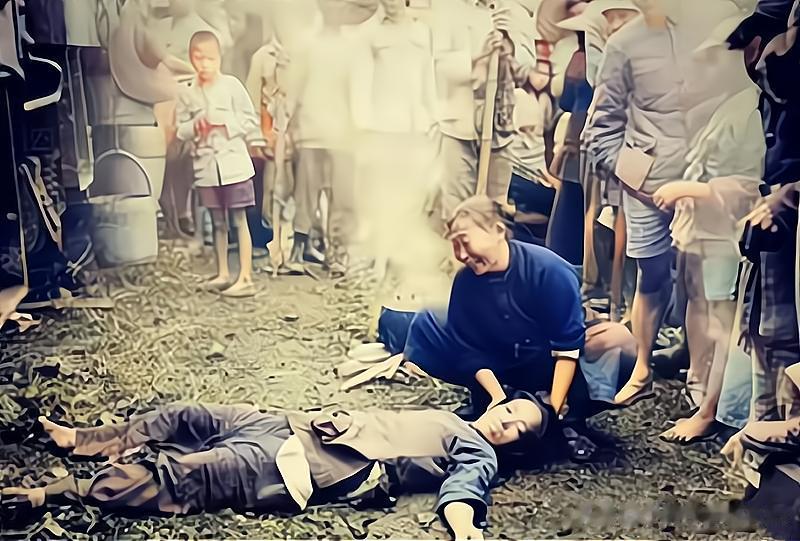 1937年，日寇扫荡后的一幕，照片中，一名少女躺在地上已死亡多时，在死前她曾遭到