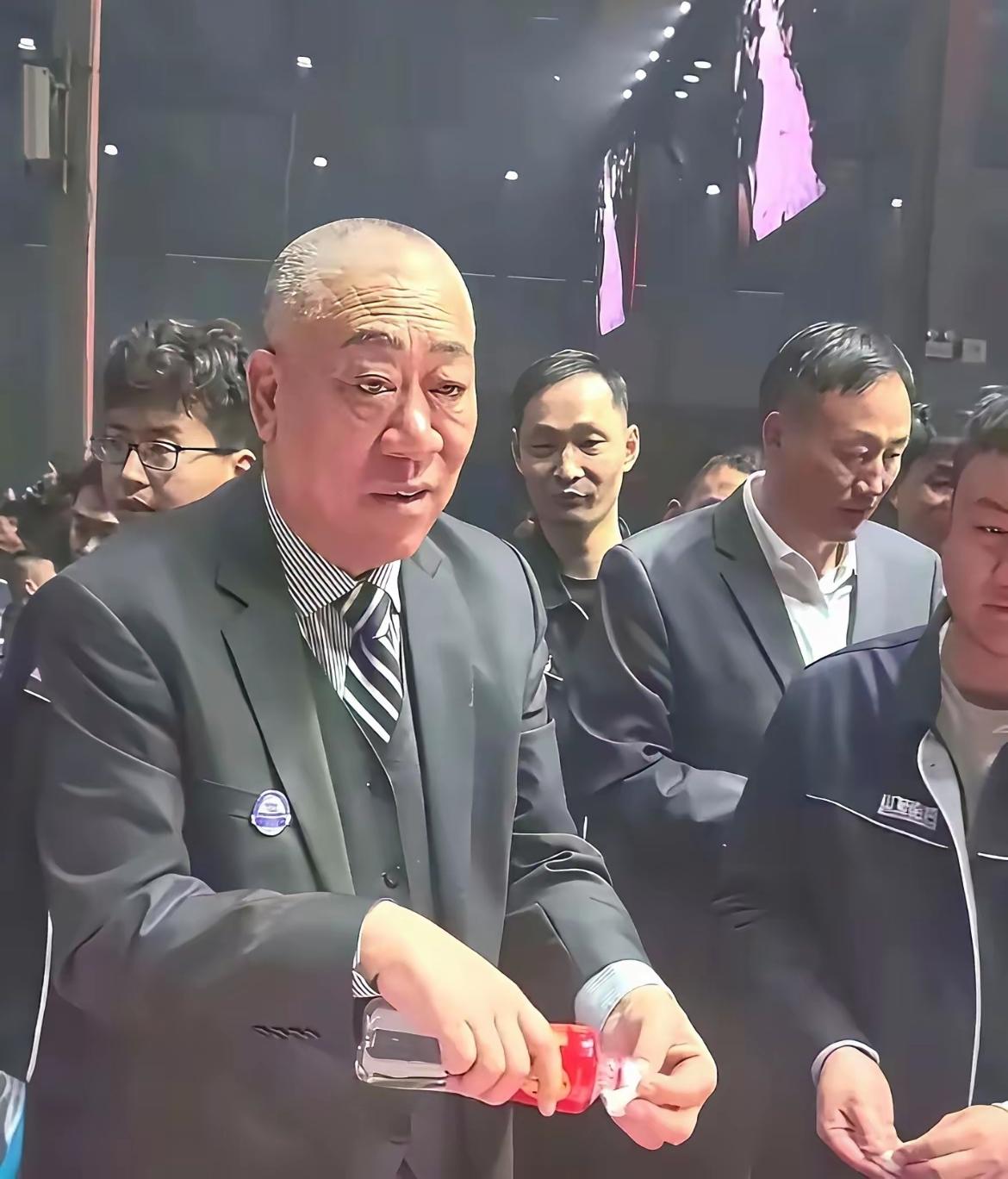 河南矿山的崔培军，刚把公司2.7亿利润中的1.8亿发给员工当奖金。结果开工第一天