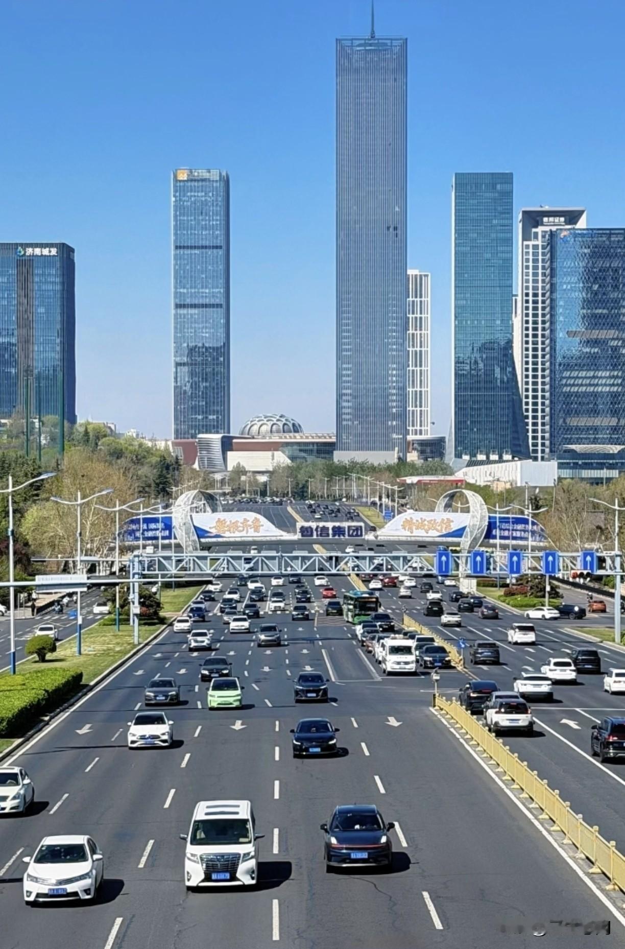 现在很多刚入职的年轻人，跟单位里的老人，甭管是三四十岁，还是五十多岁临近退休，一