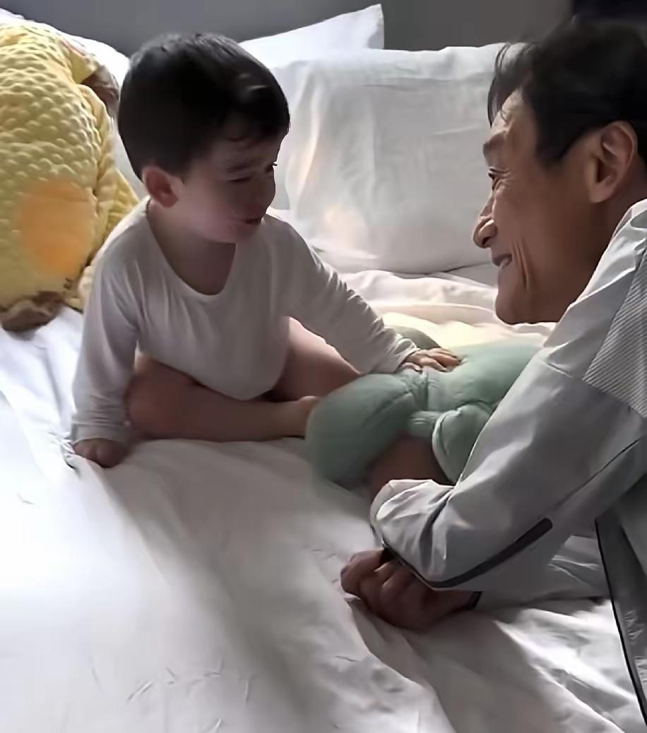 4月20日，梁家辉女儿分享了一段温馨视频，68岁的梁家辉在家温柔逗外孙。他趴在床