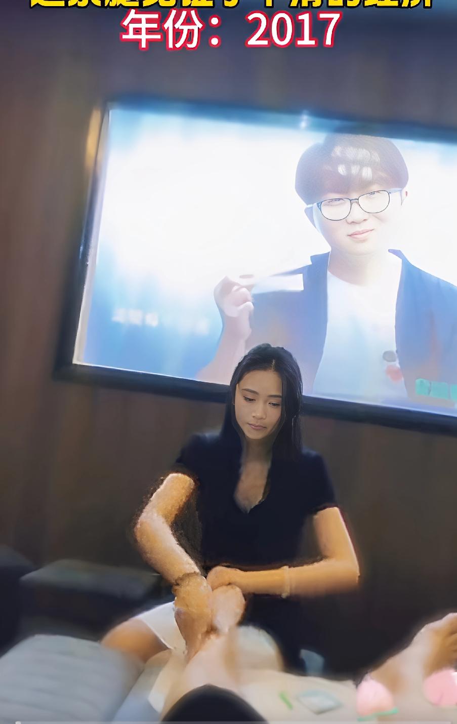 这双脚见证了下滑的经济……
   足疗真的会上瘾，
没入坑的
千万别碰，
不然干