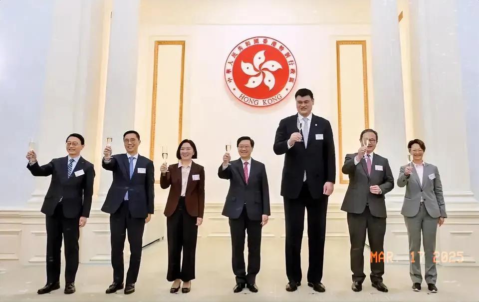 香港特首李家超（中）和其它政府官员，同中国篮协主席姚明的合影。