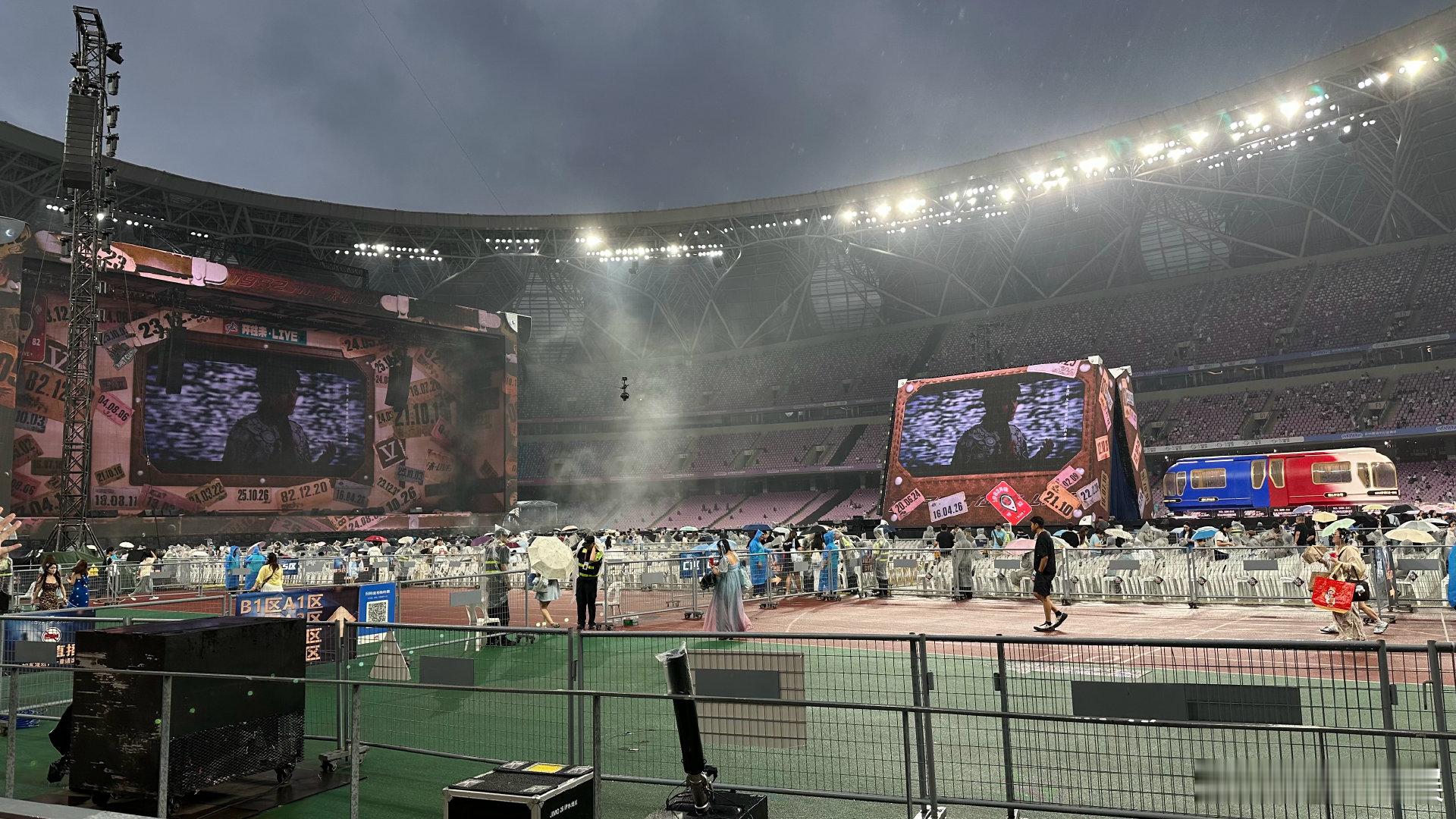 张杰杭州演唱会下雨张杰新巡演杭州首站遇下雨 哎呀！希望后面的时候不要下雨了呀 ​