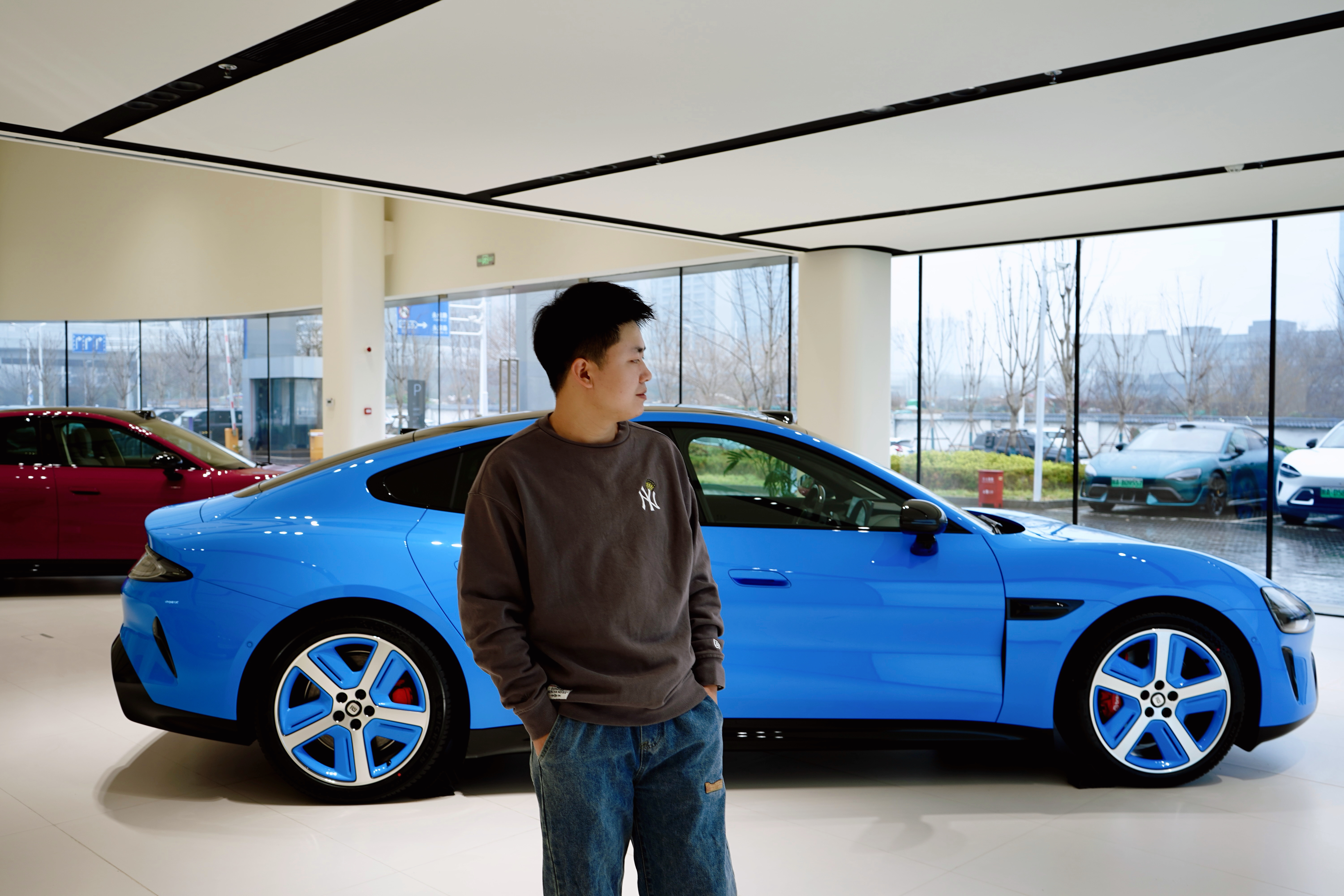 小米新SU7前几天去和卡布里蓝、赤霞红合拍了几张，确实帅……相当个性张扬，适合年