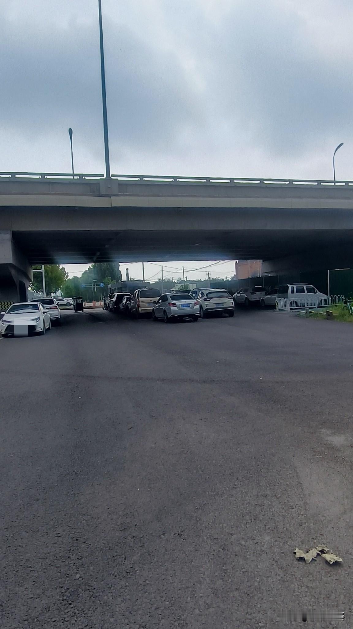 保定东二环快速路东风路口桥下，两侧的辅洞子里面停着好几排车，既阻碍交通，又影响观